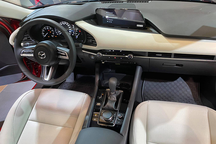 Trong khi thiết kế ngoại thất mang nhiều đột phá ấn tượng, thì những thay đổi trong khoang cabin được đánh giá là mang tính cách mạng và nâng cấp đáng kể so với phiên bản tiền nhiệm. Theo đó, các chi tiết nội thất của xe đều được làm từ các vật liệu cao cấp và được thiết kế theo phong cách tối giản “less is more” đậm chất Nhật Bản.