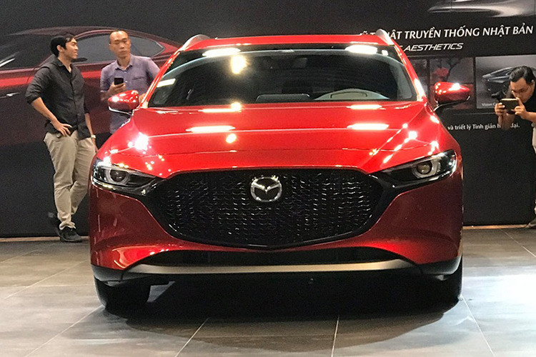 Phần đầu xe của Mazda3 thế hệ mới vừa xuất hiện tại Việt Nam nổi bật với cụm lưởi tản nhiệt màu đen bóng, đèn pha mảnh, bên dưới là những đường cắt mạnh mẽ ở cản trước. Thân xe thon dài đi kèm với các đường gân dập nổi cá tính, kính chắn gió sắc nét. 