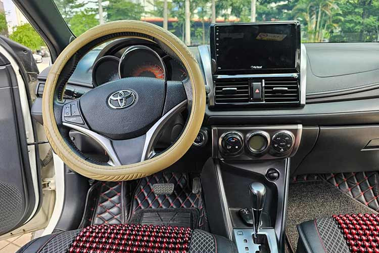 Nội thất Toyota Yaris bản hatchback đời 2014 đơn giản nhưng bền bỉ. Bảng táp-lô làm từ nhựa phủ sơn nên khó bị trầy xước. Điều hòa và hệ thống nút bấm chỉnh cơ nên bền hơn loại điều chỉnh tự động,... Tuy nhiên, Toyota Yaris chiếm được niềm tin từ người tiêu dùng là nhờ lợi thế về thương hiệu.