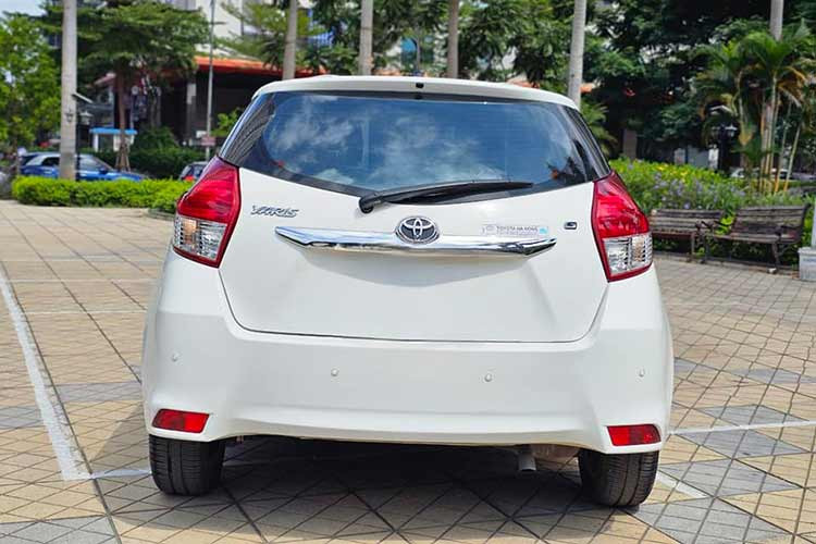 Ngoài ra, khả năng giữ giá tốt của Yaris cũng đã được kiểm chứng. Sau nhiều năm sử dụng, chủ xe vẫn có thể bán lại với giá cao hơn các đối thủ cùng phân khúc. Chẳng hạn Toyota Yaris cũ đời 2014 hoặc đời 2015-2016 hiện vẫn được giao dịch với mức giá tốt, không chênh lệch quá nhiều so với giá niêm yết xe mới. Trong khi đó, Mazda 2 đời 2012-2013 chỉ được bán với mức giá từ 275 đến 315 triệu đồng.
