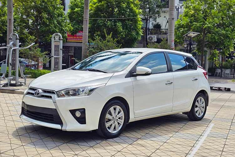 Khảo sát giá xe Toyota Yaris 2014 cũ có ODO dao động từ 40.000 - 85.000 km đang được chào bán trên sàn xe cũ quanh mốc 300-400 triệu đồng, tùy chất xe và phiên bản. Đối với người trót "phải lòng" dòng xe này thì mức giá hơn 300 triệu không phải quá cao.