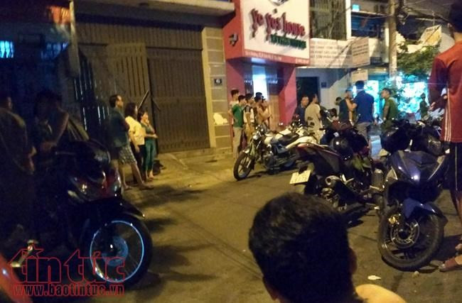 Vừa về đến trước cửa nhà, nam thanh niên bị một đối tượng dùng súng bắn 4 phát đạn vào người khiến nạn nhân gục tại chỗ.