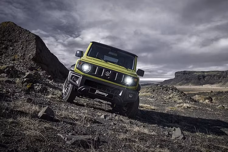 Được biết, nhu cầu mua xe Suzuki Jimny 2019 của khách hàng Anh quốc hiện đã vượt quá cung. Theo tạp chí chuyên ngành Autocar cho hay, một số đại lý Suzuki tại Anh hiện chỉ ghi nhận những khách hàng có hứng thú mua Jimny 2019 thay vì nhận đặt cọc.