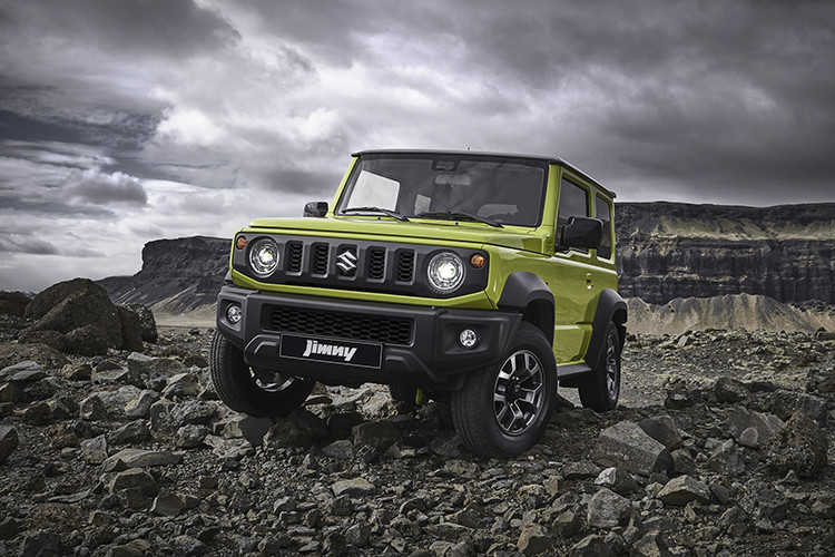 Không chỉ thành công ở thị trường nội địa Nhật Bản, Suzuki Jimny 2019 mới hiện còn đang chứng tỏ sức hút khó cưỡng ở châu Âu, cụ thể là Anh quốc. Theo giới báo chí tại xứ sở sương mù, ngày càng có nhiều khách hàng tìm đến đại lý để đặt mua Suzuki Jimny 2019 - mặc dù nó vãn bị các chuyên gia đánh giá là kém an toàn và lỗi ở một số chi tiết.