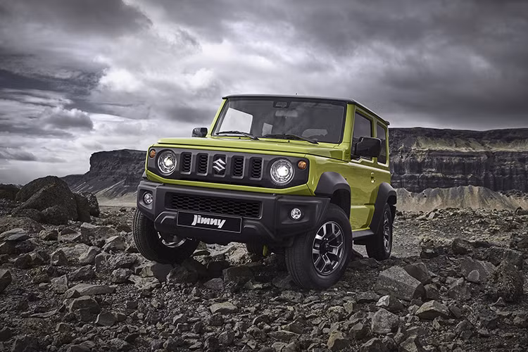 Không chỉ thành công ở thị trường nội địa Nhật Bản, Suzuki Jimny 2019 mới hiện còn đang chứng tỏ sức hút khó cưỡng ở châu Âu, cụ thể là Anh quốc. Theo giới báo chí tại xứ sở sương mù, ngày càng có nhiều khách hàng tìm đến đại lý để đặt mua Suzuki Jimny 2019 - mặc dù nó vãn bị các chuyên gia đánh giá là kém an toàn và lỗi ở một số chi tiết.