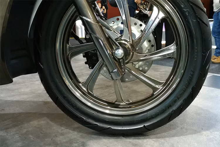 Yên của Honda PCX 150 Touring được chia thành 2 tầng, mỗi tầng yên đều có tựa lưng riêng nhằm mang đến cảm giác thoải mái chất cho người ngồi trên xe trong những hành trình dài. Hệ thống phuộc trước sau thiết kế đẹp mắt hơn so với bản thường, mâm xe dạng hợp kim đa chấu.