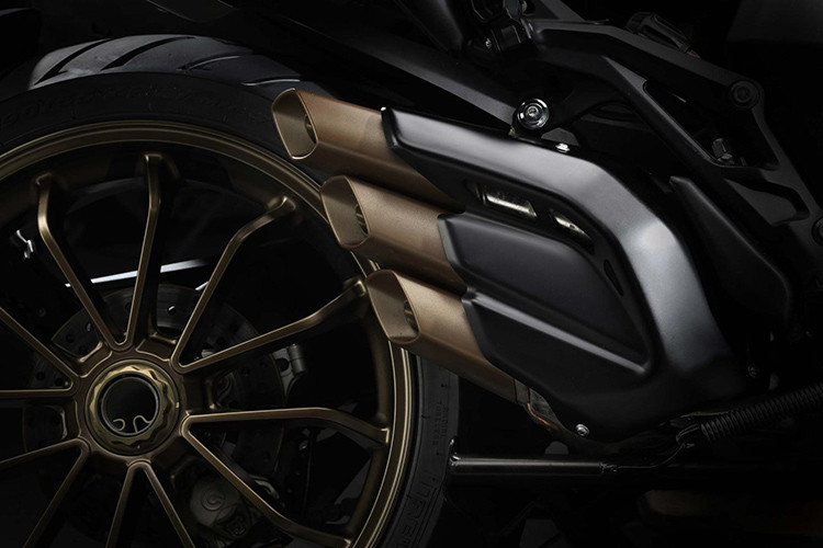 Xe sẽ được bán với 2 tùy chọn màu sơn là đỏ/đen mờ và đỏ/trắng. Tuy nhiên, điểm dễ nhận biết nhất của chiếc xe đó là nắp bưởng côn trong suốt, để lộ ra bộ ly hợp hoạt động ở phía sau tấm kính. Và hệ thống côn thông minh SCS cũng là điểm "ăn tiền" trên Turismo Veloce SCS - bộ ly hợp này đã được MV Agusta hợp tác thiết kế cùng với Rekluse tới từ Mỹ.