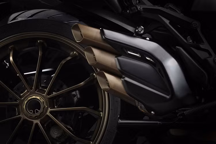 Xe sẽ được bán với 2 tùy chọn màu sơn là đỏ/đen mờ và đỏ/trắng. Tuy nhiên, điểm dễ nhận biết nhất của chiếc xe đó là nắp bưởng côn trong suốt, để lộ ra bộ ly hợp hoạt động ở phía sau tấm kính. Và hệ thống côn thông minh SCS cũng là điểm "ăn tiền" trên Turismo Veloce SCS - bộ ly hợp này đã được MV Agusta hợp tác thiết kế cùng với Rekluse tới từ Mỹ.