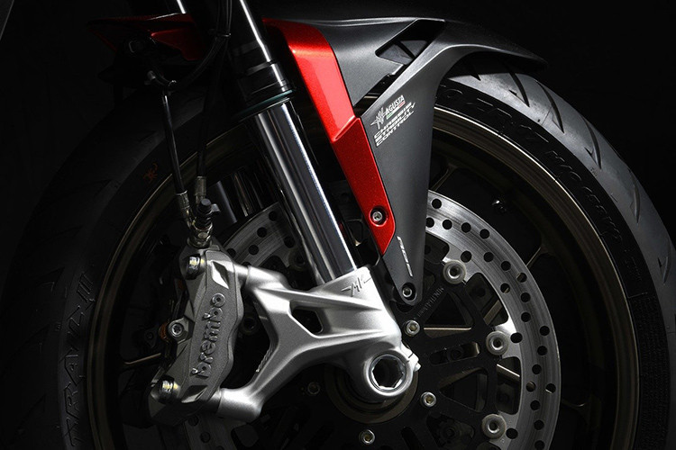 Là một mẫu sport touring, MV Agusta Turismo Veloce cũng đi kèm sẵn bao tay có sưởi, kết nối Bluetooth với điện thoại và chân chống giữa. Giống như những chiếc xe khác của hãng, MV Agusta cũng không "tiếc tiền" trang bị cho phiên bản mới này hệ thống phanh trước với cặp heo Brembo 4 piston và phanh sau 2 piston. Cặp thùng nhựa phía sau đuôi xe là trang bị tiêu chuẩn.