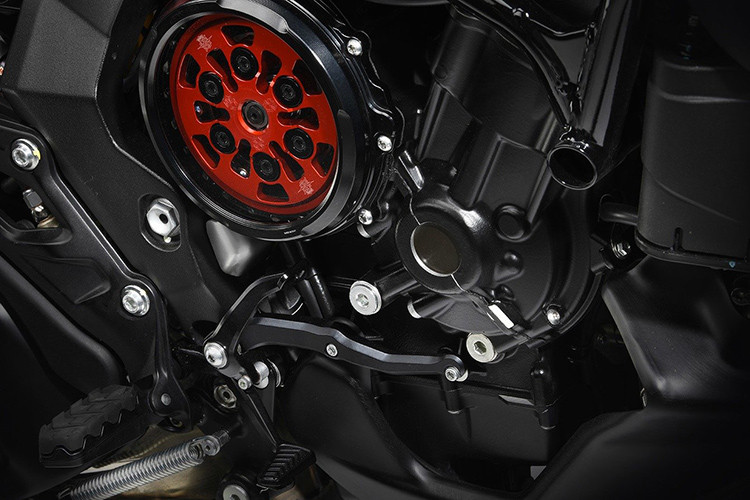 Ly hợp SCS được thiết kế xuất phát từ nhu cầu của nhiều biker, khi họ muốn một hệ thống vừa có khả năng chuyển số không cần bóp côn khi cần thiết, nhưng vẫn có thể đem lại cảm giác phấn khích như xe tay côn truyền thống. Trên thị trường hiện nay chưa có một giải pháp nào như vậy.