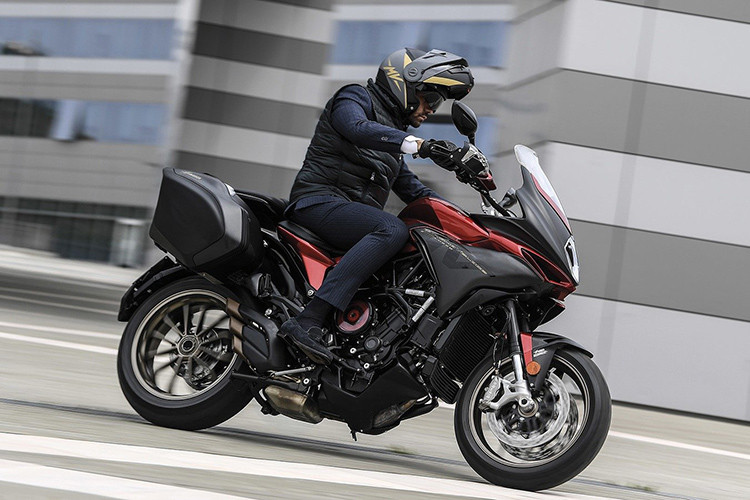 Theo MV Agusta, Turismo Veloce 800 chỉ mất đúng 3,15 giây để tăng tốc từ 0-100km/h - con số gần tương đương với nhiều mẫu sportbike cao cấp hạng 1.000cc, dù chiếc xe sử dụng động cơ nhỏ hơn hẳn. Khối máy được sử dụng trên Turismo Veloce SCS vẫn có dạng 3 xi-lanh thẳng hàng 12 van DOHC với dung tích 798cc, cho công suất 110 mã lực tại tua máy 10.500rpm và mô-men xoắn 80Nm tại 7.100rpm.
