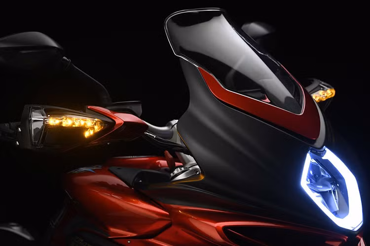 Về ngoại hình, cũng giống như các phiên bản Turismo Veloce khác, MV Agusta Turismo Veloce 2019 mới cũng sở hữu kiểu dáng đầy quyến rũ theo ngôn ngữ chung của MV Agusta - vốn xuất phát từ chiếc superbike F4 do nhà thiết kế lừng danh Massimo Tamburini "chấp bút".