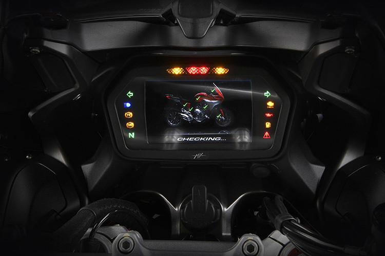 Các trang bị hỗ trợ người lái cao cấp khác cũng được tích hợp đầy đủ trên chiếc xe này như: bảng đồng hồ full màn hình màu, hệ thống kiểm tra lỗi xe, hệ thống phanh ABS 9 Plus do Bosch cung cấp, điều khiển lực kéo, sang số nhanh quickshifter, cảm biến GPS...