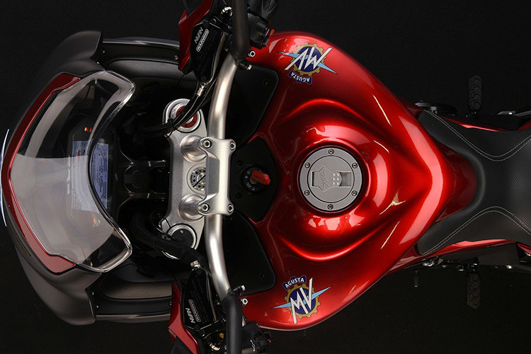 Là một thành viên thuộc gia đình môtô sử dụng động cơ 3 xi-lanh của MV Agusta, chiếc xe cũng mang đầy đủ các điểm nhấn ấn tượng như gắp đơn và hệ thống pô 3 nòng. Tương tự các dòng mô tô cùng phân khúc khác, Turismo Veloce SCS đã nâng cấp hệ thống đèn LED hiện đại.