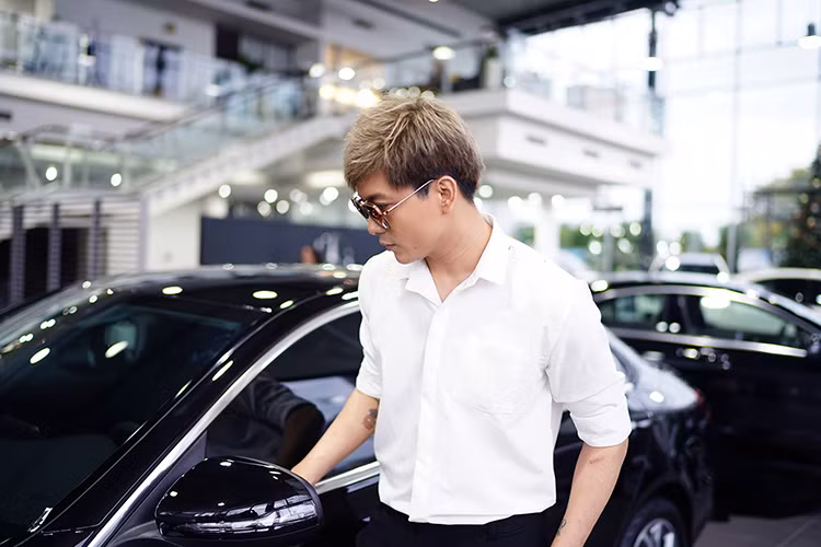 Các trang bị ngoại thất nổi bật khác của xe như; đèn lái xe ban ngày và đèn sương mù viền chrome,hệ thống đèn pha Bi-xenon có chức năng chiếu sáng góc cua, tự động rửa đèn và điều chỉnh ánh đèn... 