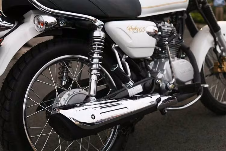 Husky 125 được trang bị bộ vành nan mạ bóng sáng đan chéo nhau, tạo phong cách không khác gì các mẫu xe cổ điển. Xe sử dụng loại phanh đĩa 240mm cho bánh trước và phanh trống 130mm cho bánh sau.