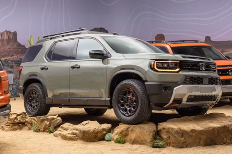 Tổng doanh số của hãng tăng gần 9%, đạt mốc 1,4 triệu xe, bao gồm cả thương hiệu Acura. Trong đó, mẫu Honda CR-V tiếp tục là “ngôi sao sáng” khi đóng góp tới 402.791 xe, lập kỷ lục trở thành mẫu xe đầu tiên vượt mốc 400.000 xe bán ra kể từ năm 2001.