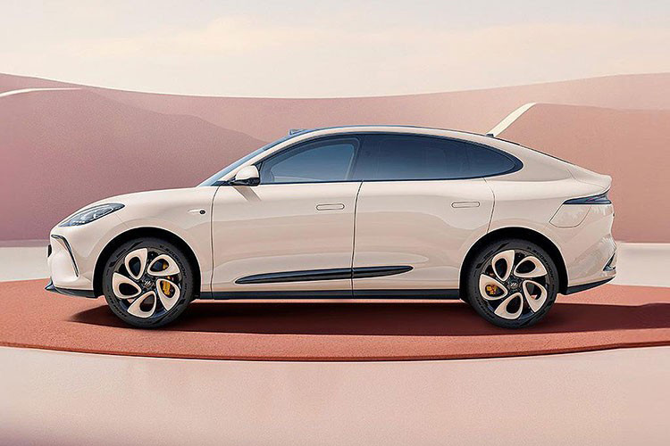 Bên trong nội thất của IM LS6, điểm bắt mắt nhất có lẽ là vô lăng có chiều rộng bằng một nửa kết hợp với màn hình dài 42 inch kéo dài đến vị trí phi công phụ. Đồng thời, trên bảng điều khiển trung tâm có màn hình điều khiển trung tâm hình chữ nhật, ngay phía trên bảng sạc không dây và hai hộc đựng cốc... 