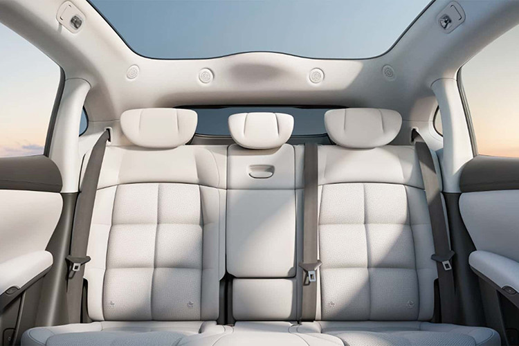 Phiên bản cao nhất có pin 100 kWh cho phạm vi hoạt động 702 km và hai động cơ điện lần lượt có công suất 200 kW và 379 kW, cung cấp công suất tổng hợp là 579 kW (787 mã lực) và 800 Nm. Tốc độ tối đa được giới hạn ở 252km/h, nhưng các chuyến lái thử cho thấy chiếc xe có thể đạt tốc độ 305 km/h.