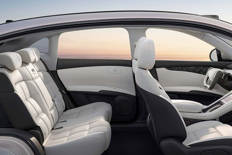 Nó cũng có kiến trúc gần như 900V với điện áp hoạt động tối đa 875V và công suất sạc tối đa là 396 kW, do đó, có thể sạc nhanh: LS6 có thể đi thêm 200 km trong 5 phút và 500 km trong 15 phút. Các tế bào cho phép sạc 3,75C.