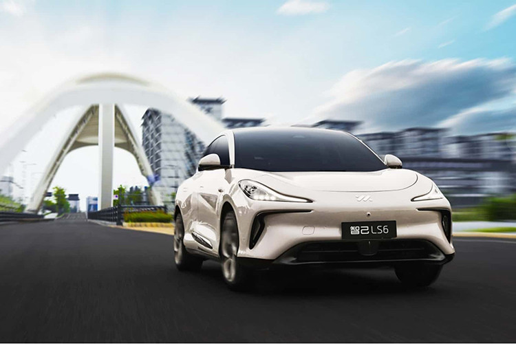 Hệ điều hành của xe là IM OS 2.0 do IM Motors tự phát triển. Hơn nữa, khoang lái còn được trang bị chip NVIDIA Orin cho hệ thống hỗ trợ lái xe tiên tiến. IM Motors dự kiến sẽ triển khai các chức năng không người lái để lái xe trên đường cao tốc trong năm nay, bao phủ 333 thành phố của Trung Quốc. Hệ thống lái xe tự động trong đô thị sẽ thử nghiệm công khai vào cuối năm 2023. 