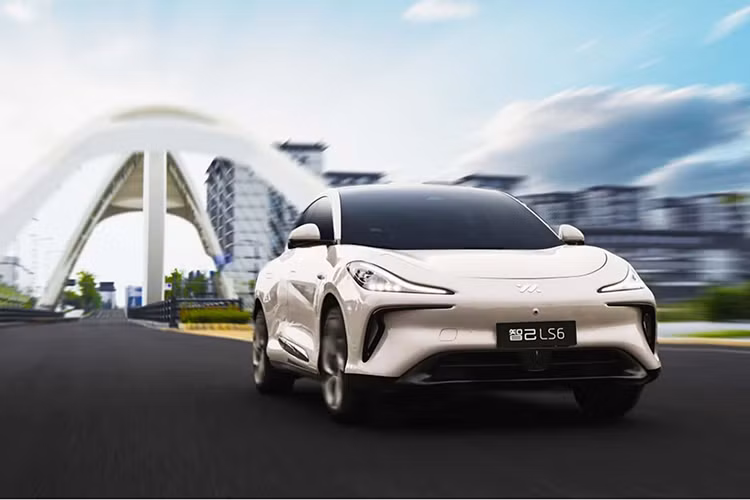 Hệ điều hành của xe là IM OS 2.0 do IM Motors tự phát triển. Hơn nữa, khoang lái còn được trang bị chip NVIDIA Orin cho hệ thống hỗ trợ lái xe tiên tiến. IM Motors dự kiến sẽ triển khai các chức năng không người lái để lái xe trên đường cao tốc trong năm nay, bao phủ 333 thành phố của Trung Quốc. Hệ thống lái xe tự động trong đô thị sẽ thử nghiệm công khai vào cuối năm 2023. 