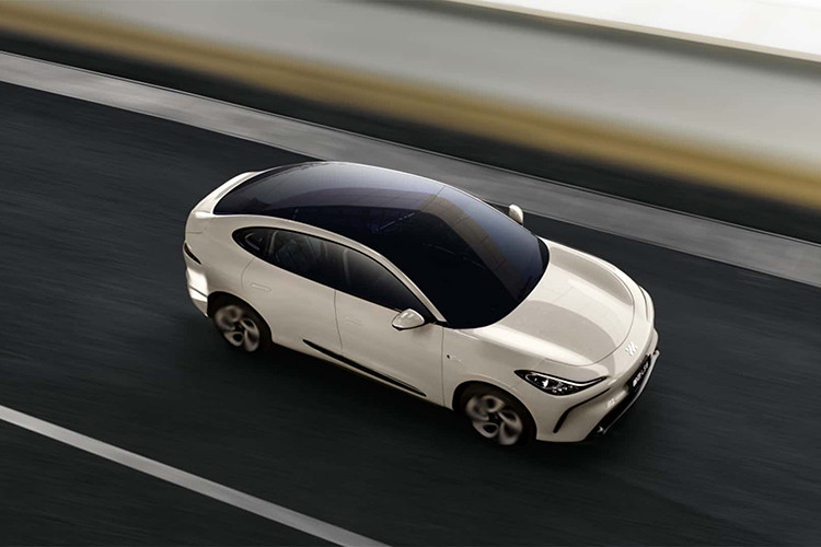 IM LS6 2024 mới được định vị là đối thủ cạnh tranh của Tesla Model X Plaid tại Trung Quốc với phiên bản cao cấp có công suất 787 mã lực và có thể tăng tốc 0-100 km/h trong 3,5 giây. Chiếc crossover chạy điện có giá khởi điểm là 214.900 nhân dân tệ (30.300 USD).