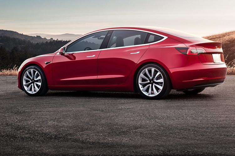 Cụ thể, ví dụ tại bang Massachusetts (Mỹ), trang web của hãng Tesla cho biết các khách hàng có thể đủ điều kiện để nhận thêm 3.750 USD tiền Tín dụng thuế liên bang (Federal Tax Credits) và 2.500 USD tiền bang Massachusetts hoàn tiền với xe điện với tổng số tiền là 6.250 USD.