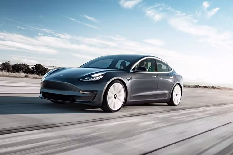 Tesla Model 3 mới có giá từ 35.000 USD có phạm vi hoạt động tối đa 220 dặm (354 km) cho mỗi một lần sạc pin đầy, nhưng phạm vi hoạt động của phiên bản này vẫn thấp hơn so với các phiên bản cao khác.