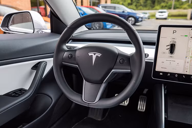 Tuy nhiên, Tesla Model 3 base này có thời gian tăng tốc từ 0 - 100km/h chỉ trong vòng 5,6 giây trước khi đạt tốc độ tối đa 209 km/h, con số này cũng khá ấn tượng nếu so với các đối thủ chạy điện khác như Nissan Leaf phiên bản có phạm vi hoạt động tầm xa “long-range”.