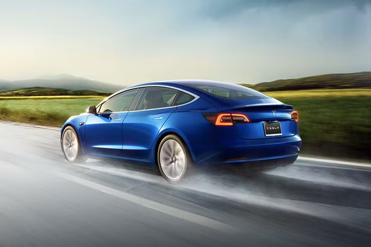 Sắp tới Tesla sẽ cung cấp một loạt các cập nhật về phần mềm, cài đặt cấu hình (over-the-air updates) mới cho cả khách hàng mới mua xe và đã mua xe, bản cập nhật này sẽ giúp tất cả các phiên bản của Tesla Model 3 tăng thêm khoảng 5% công suất, bên cạnh đó còn gia tăng phạm vi hoạt động của phiên bản “Long Range RWD” lên đến 325 dặm (tương đương 523 km) và nâng tốc độ tối đa lên đến 260 km/h.