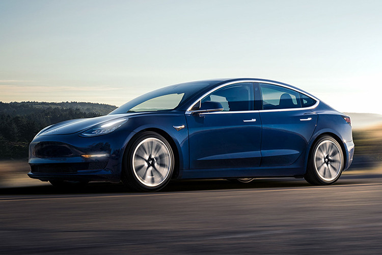 Dự kiến những chiếc Tesla Model 3 giá rẻ đầu tiên sẽ đến tay khách hàng tại Mỹ sớm nhất là ngay trong tháng 3/2019 này, trong khi đó các khách hàng ở châu Âu và Trung Quốc sẽ phải chờ thêm vài tháng nữa.