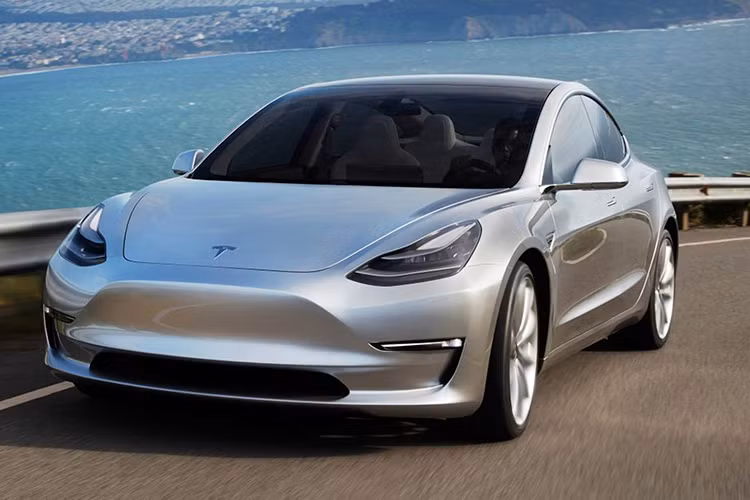 Tesla đã tung Model 3 có giá rẻ từ 35.000 USD ra thị trường sớm hơn dự tính trước đó, đặc biệt xe sẽ được bán online giúp hãng xe Mỹ giảm giá bán trung bình khoảng 6%, những khách hàng quan tâm sản phẩm hoàn toàn có thể đặt mua trực tuyến thông qua trang web của Tesla.