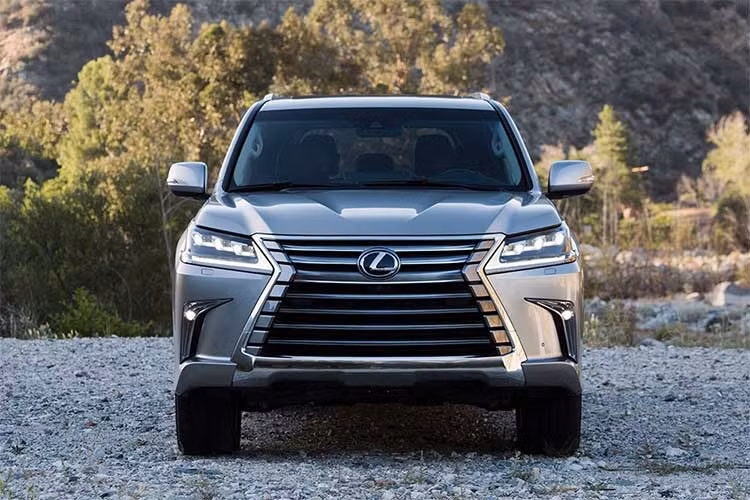 Xe Lexus LX570 ở Malaysia hiện là thế hệ thứ ba, với phiên bản nâng cấp mới nhất, sử dụng động cơ V8 5.7L 3UR-FE, với công suất 362 mã lực tại 5.600 vòng/phút và mô-men xoắn 530 Nm tại 3.200 vòng/phút.