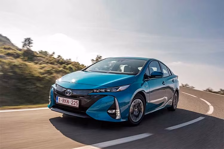 Là một trong những chiếc xe hybrid sản xuất hàng loạt đầu tiên trên thế giới, Toyota Prius được coi là mẫu xe thành công nhất trong phân khúc này kể từ khi ra mắt vào năm 1997. Phiên bản Prius mới nhất sở hữu nhiều nâng cấp đáng chú ý với mức tiêu thụ nhiên liệu giảm đi (xuống còn 4,27l/100km) cùng độ thoải mái, tiện nghi được cải thiện.