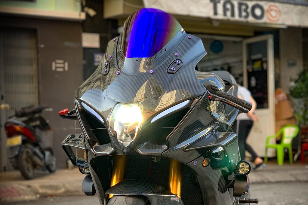 Ở phía đầu, xe được trang bị kính chắn gió mới đến từ thương hiệu Magical Racing. Phía dưới là cặp đèn LED trợ sáng Clear Water. 