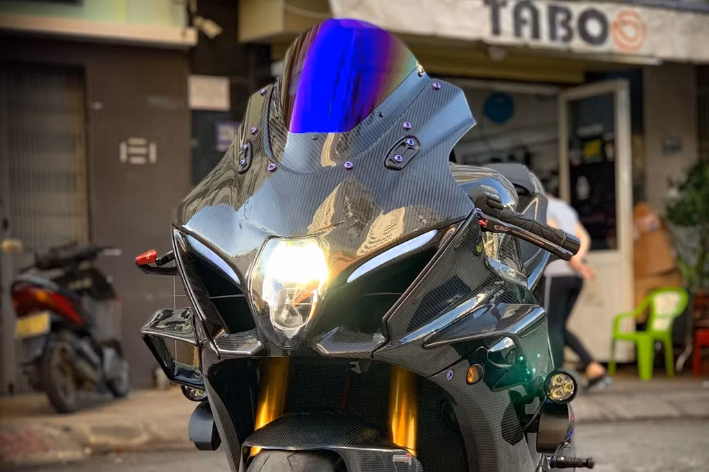 Ở phía đầu, xe được trang bị kính chắn gió mới đến từ thương hiệu Magical Racing. Phía dưới là cặp đèn LED trợ sáng Clear Water. 