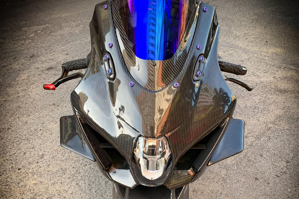 Theo tìm hiểu, cánh gió này được một workshop có tiếng tại Sài Gòn gia công hoàn toàn. Cánh gió này có thể gia công theo từng loại xe và có giá từ 7,5 triệu đồng.