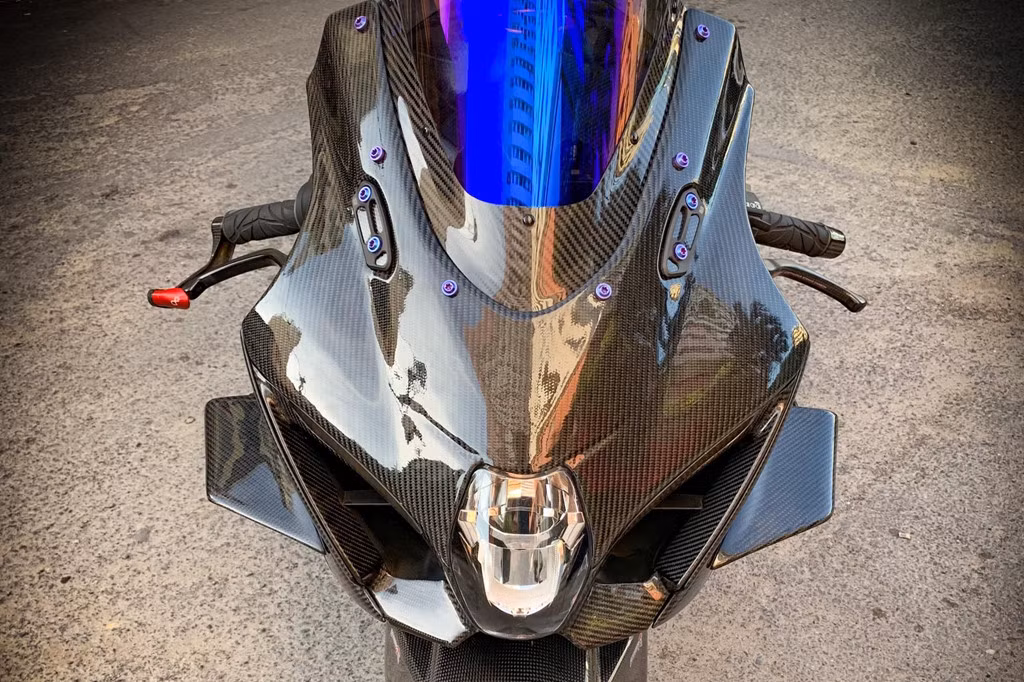 Theo tìm hiểu, cánh gió này được một workshop có tiếng tại Sài Gòn gia công hoàn toàn. Cánh gió này có thể gia công theo từng loại xe và có giá từ 7,5 triệu đồng.