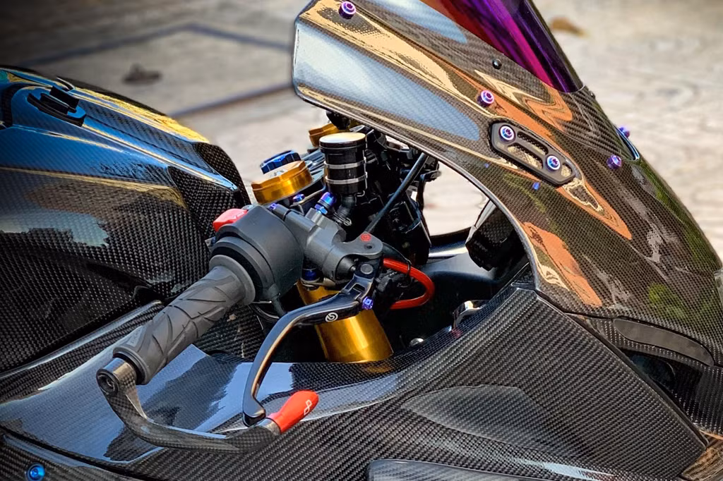 Trên khu vực ghi-đông, xe sở hữu bao tay Spider Grid, cùm phanh Brembo Billet, cùm côn CRG Carbon và trợ lực Ohlins.