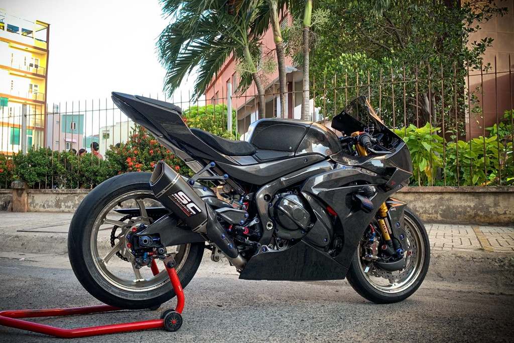 Chưa hài lòng với xe nguyên bản, một biker tại Sài Gòn đã "lột xác" chiếc superbike một lần nữa với toàn bộ dàn áo bằng carbon và một số phụ kiện đắt tiền. 