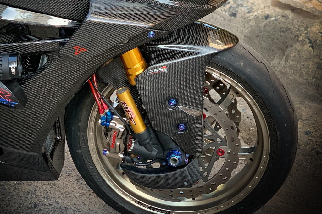 Dàn chân trước nổi bật bởi giảm xóc Showa BFF, đĩa phanh Braketech Axis Cobra và kẹp phanh Brembo Nickel GP4RX. Hệ thống phanh trước còn đi kèm bộ phận giải nhiệt cho đĩa phanh - loại trang bị thường đi kèm trên xe đua. Cặp mâm nguyên bản được thay bằng thương hiệu OZ Racing Titanium khối lượng nhẹ.