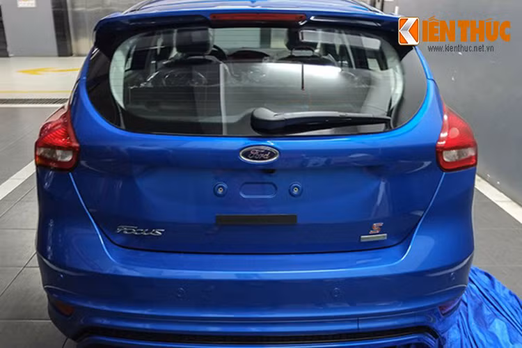 So với phiên bản tiền nhiệm, phiên bản nâng cấp có ngoại hình thể thao bắt mắt trẻ trung, mặt la lăng giống như ở 2 người anh em Fusion và Fiesta từng xuất hiện.