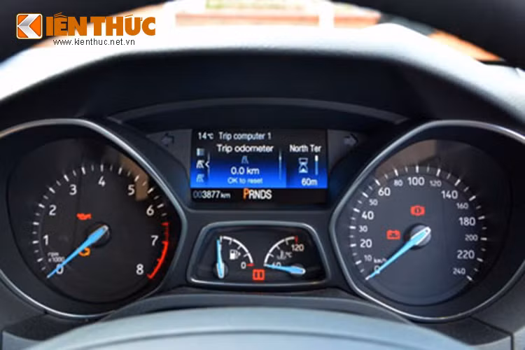 Ngoài ra, nó còn sở hữu kết nối không dây bluetooth, hệ thống SYNC 2 kết nối đồng bộ hóa với điện thoại thông minh Android và Iphone...