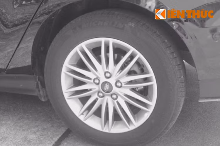 Ở bên hai bên thân xe, thay đổi dễ nhận ra là bộ mâm đúc mới. Tuỳ vào từng phiên bản khác nhau, thiết kế và đường kính sẽ có sự khác biệt.