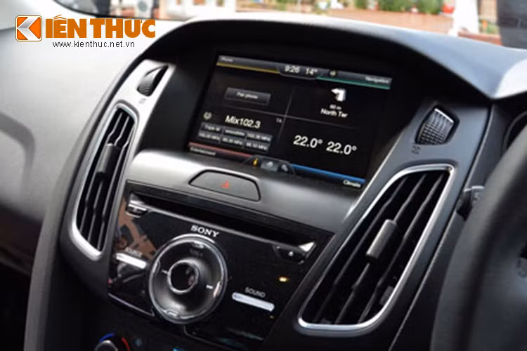 Hệ thống thông tin giải trí SYNC 2 cũng được update với màn hình cảm ứng lớn 8 inch như Ranger 2016, trong đó có tính năng đọc các dữ liệu của xe như tốc độ, quãng đường đi, thông tin điểm đến,... Bảng điều khiển trung tâm cũng được rút gọn số nút bấm lại và bố trí trực quan hơn.