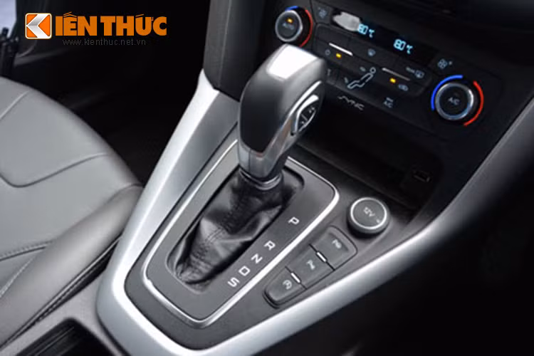 Ford Focus 2016 trang bị động cơ EcoBoost 1.5 tăng áp có công suất cực đại 180 mã lực tại vòng tua máy 6.000 vòng/phút, mô-men xoắn cực đại 240 Nm tại vòng tua máy 5.000 vòng/phút. Hộp số tự động Powershift 6 cấp.