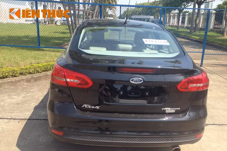 Ngoài ra, cụm đèn pha, cụm đèn sương mù, hốc hút gió được làm mới lại, nhìn góc cạnh hơn, thu hút hơn. Sự thay đổi của những chi tiết này giúp ngoại thất thống nhất và hài hòa hơn.