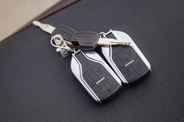 Sử dụng ổ khóa chính với chìa khóa truyền thống nhưng AP1509 vẫn được tích hợp chức năng chống trộm với chìa khóa điều khiển từ xa trông tựa như trên những chiếc xe hơi. Đây là tính năng rất hữu ích nhằm giảm thiểu tối đa tình trạng mất cắp xe điện đang xảy ra hiện nay.