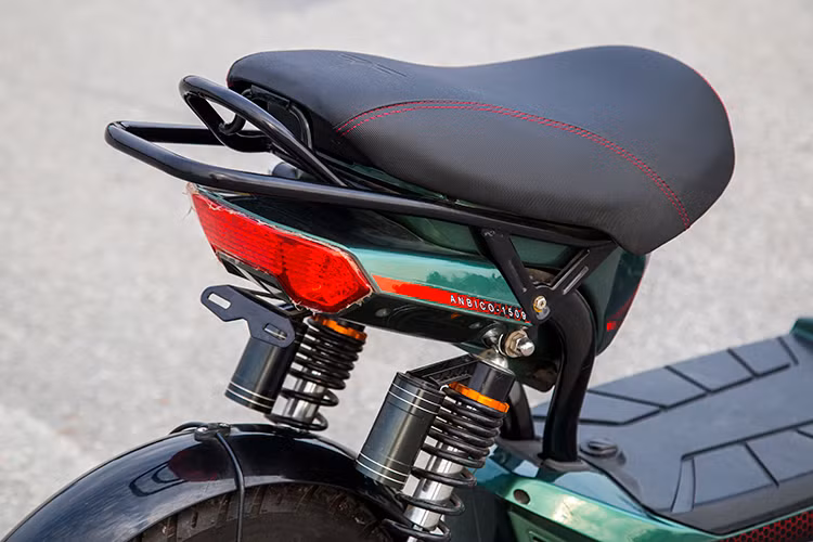 Yên của mẫu xe này được gia công khá tốt với đường chỉ may nổi tạo điểm nhấn, yên xe rộng tạo tư thế ngồi thoải mái. AP1509 thích hợp với việc di chuyển là một người, nếu chở 2 người thì yên xe là hơi ngắn.
